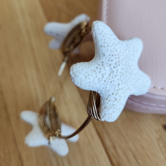 Gold wire wrapped starfish bangle bracelet - Picture 2 of 4